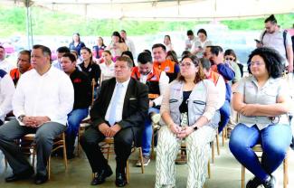 El Sistema de Monitoreo y Pronóstico para el Valle de Sula (Simpro-Vs) fue inaugurado con el objetivo de fortalecer el sistema de alerta temprana en la región, permitiendo decisiones oportunas ante emergencias. Este sistema recopila datos en tiempo real de estaciones hidrometeorológicas y utiliza software de modelación hidrológica e hidráulica para monitorear y predecir inundaciones con hasta 16 horas de anticipación. Según Frank Antúnez, de Copeco, el Simpro-Vs facilita la emisión de alertas precisas y efi