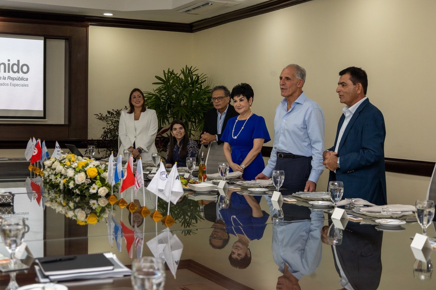 Presidente Nasry Asfura visita la maquila Lear en el Parque Green Valley de Quimistán